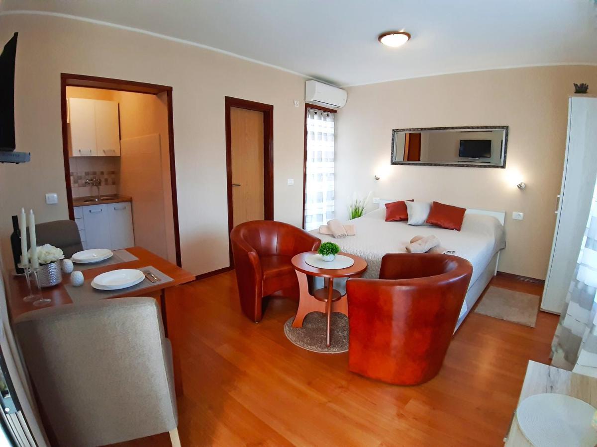 Apartments Zrinka 793 Poreč Exteriör bild
